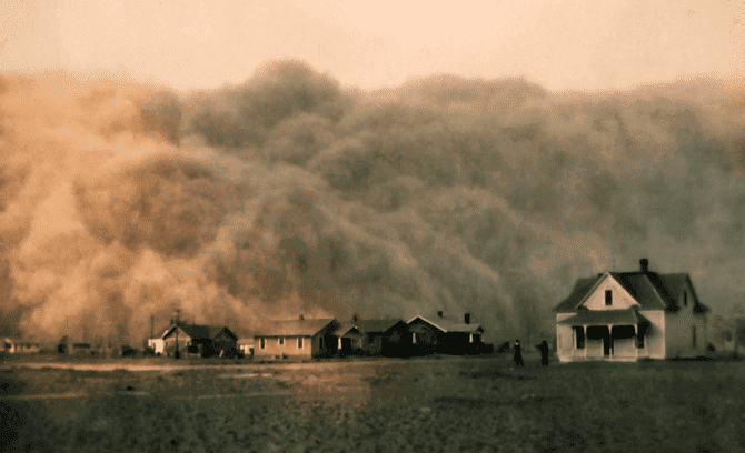 Dust storm blowing toward homes