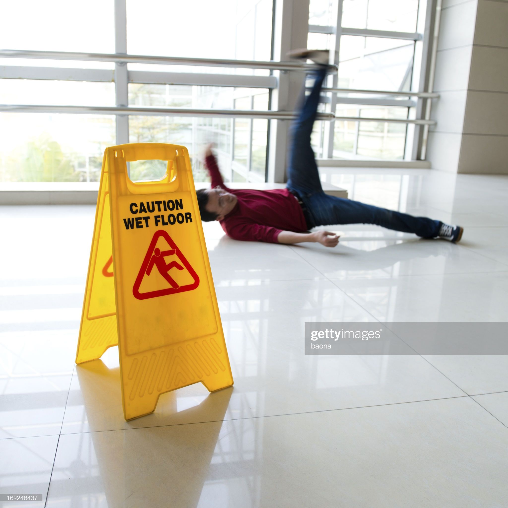Man slipped on wet floor